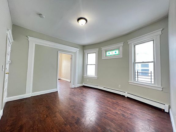 3rd image of 189 Isabella Ave APT 1