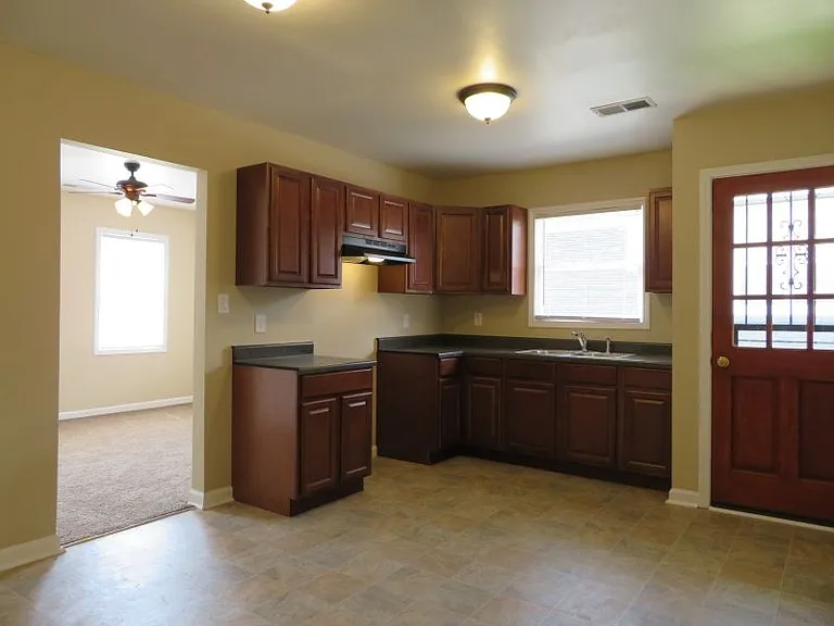 1063 Springdale St — Photo 3