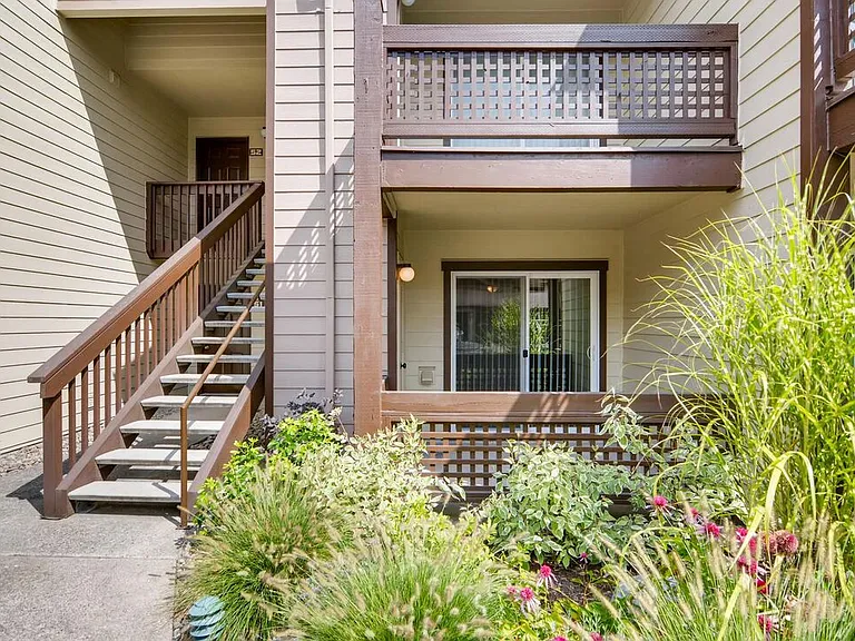 Stratford Apartments — Photo 8