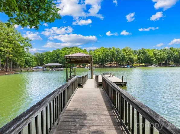 228 Wildwood Cove Dr, Mooresville, NC 28117