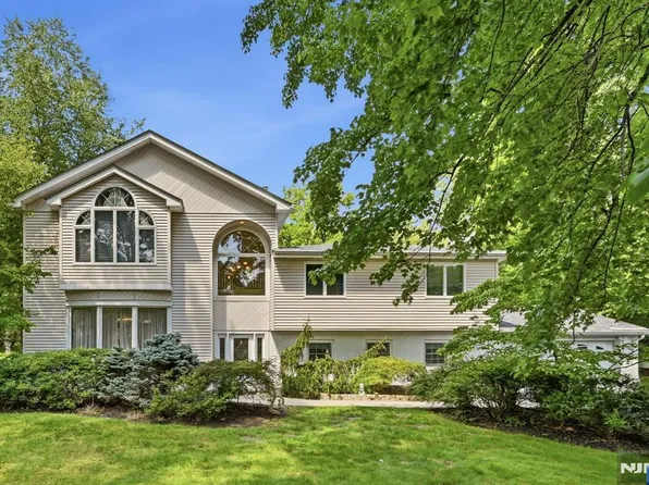 1 Sunrise Dr, Montvale, NJ 07645