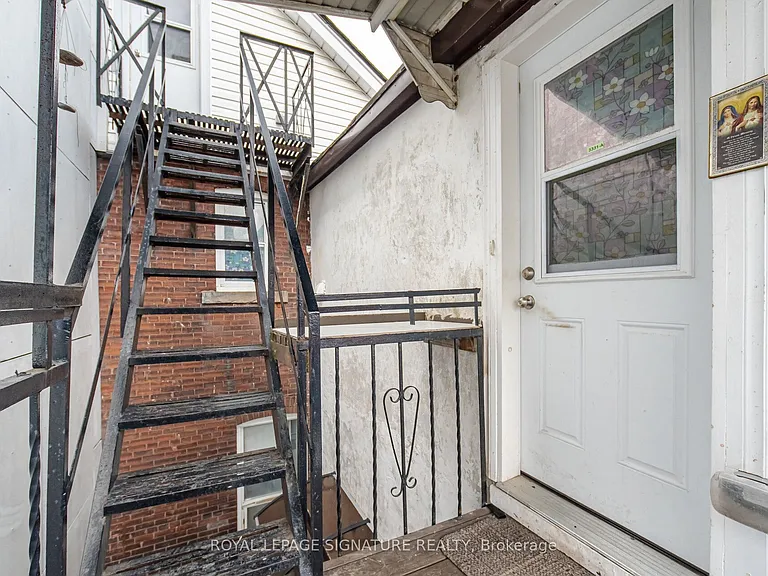 3331 Dundas St W — Photo 5