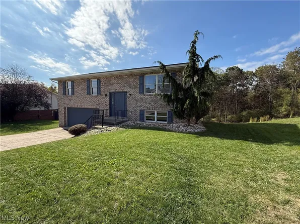 3233 Saint Charles Dr, Steubenville, OH 43952