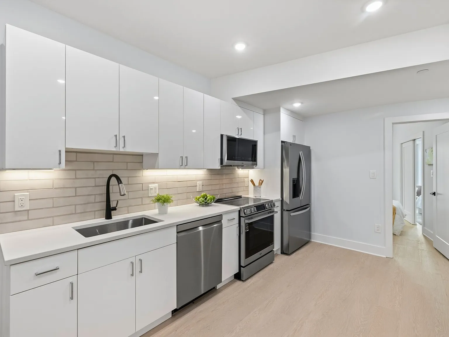 3 bed, $5,350 — Photo 4