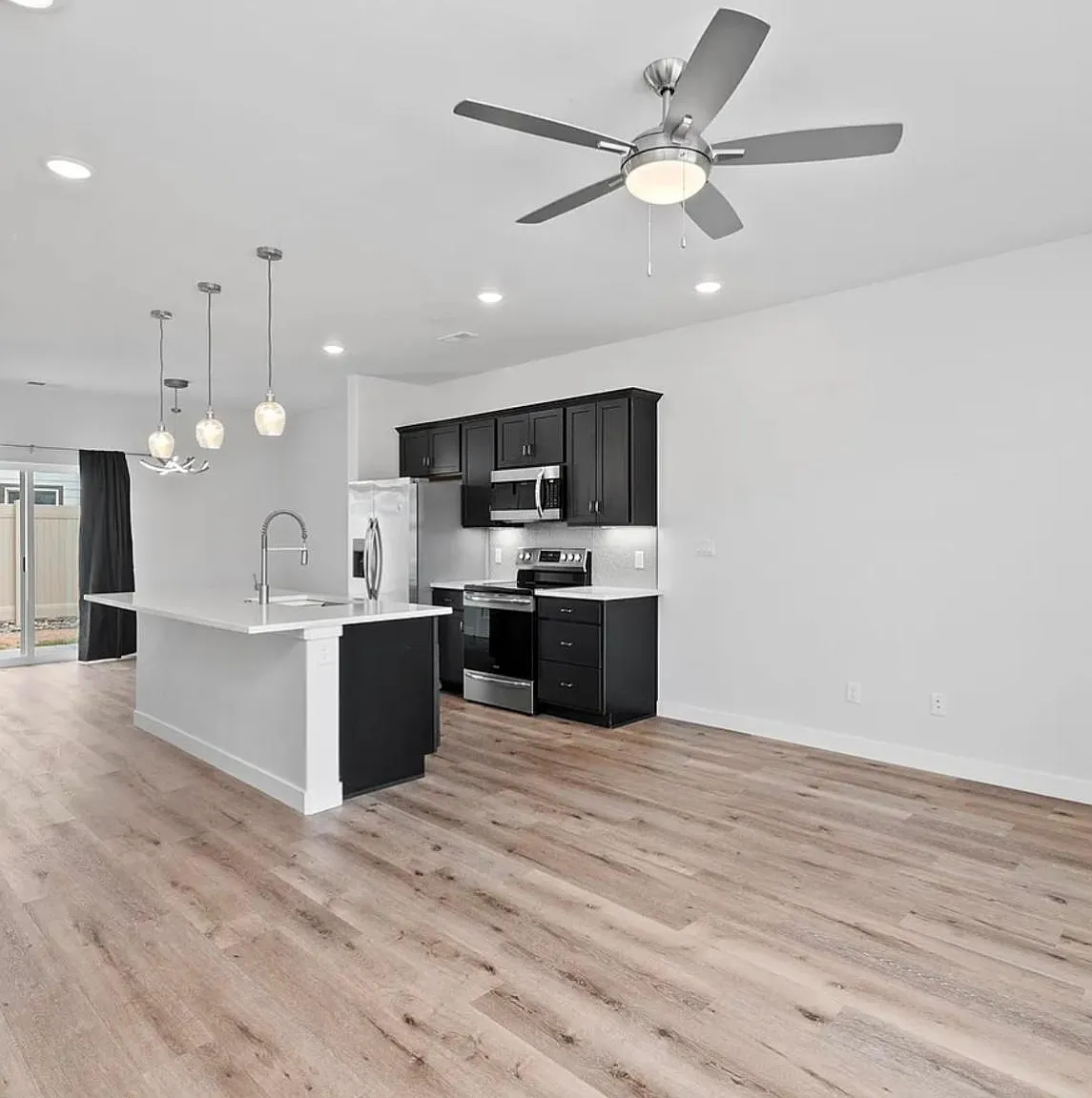 2 bed, 2.5 bath, 1280 sqft, $2,200 — Photo 2