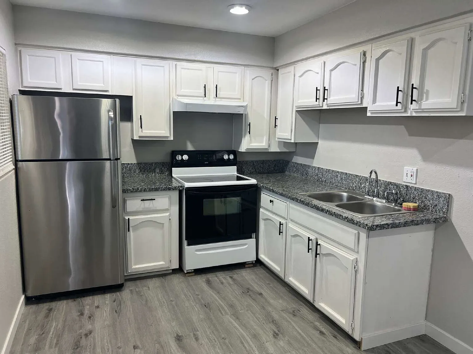 2 bed, 1.0 bath, 834 sqft, $1,200 — Photo 1