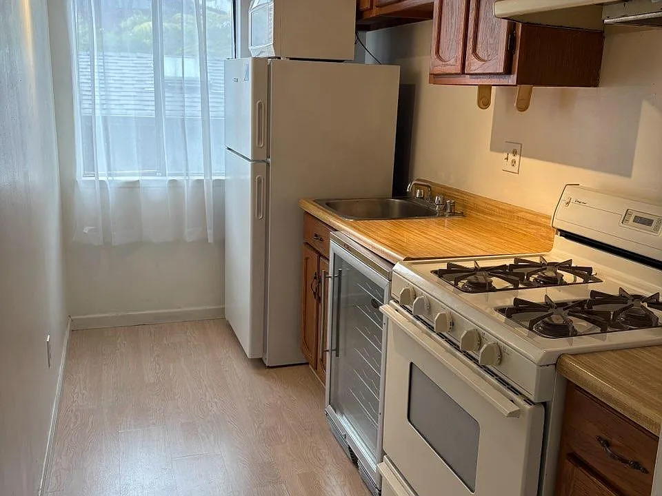 Full kitchen with Gas stove, full oven, dishwasher, full size fridge/freezer, microwave and plenty of cabinets.