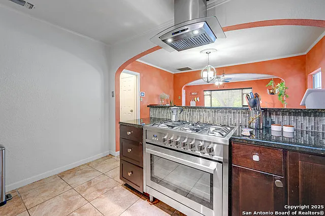 2231 W Woodlawn Ave — Photo 14