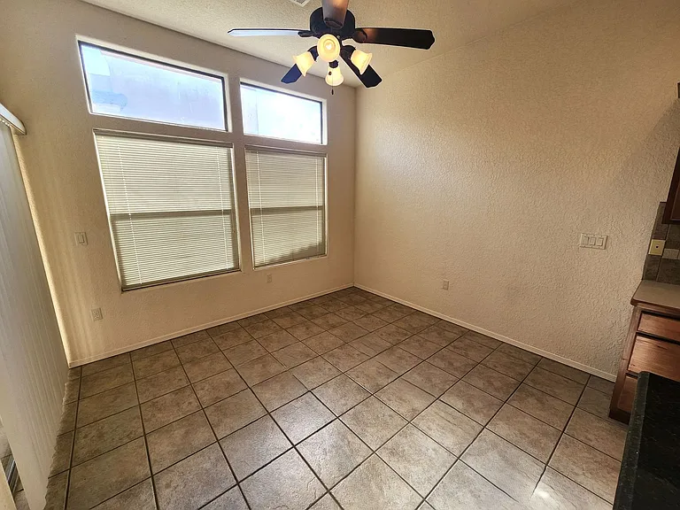 2409 Cortina Mnr — Photo 32