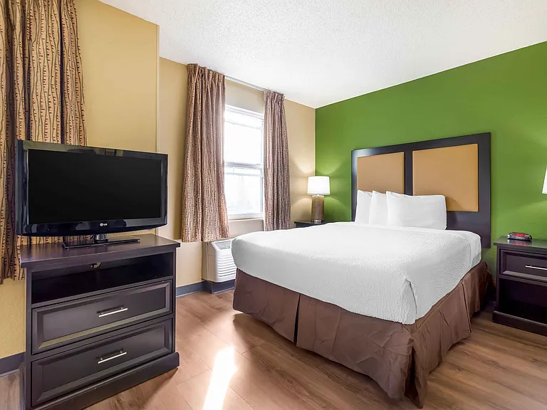 Deluxe Studio - 1 Queen Bed