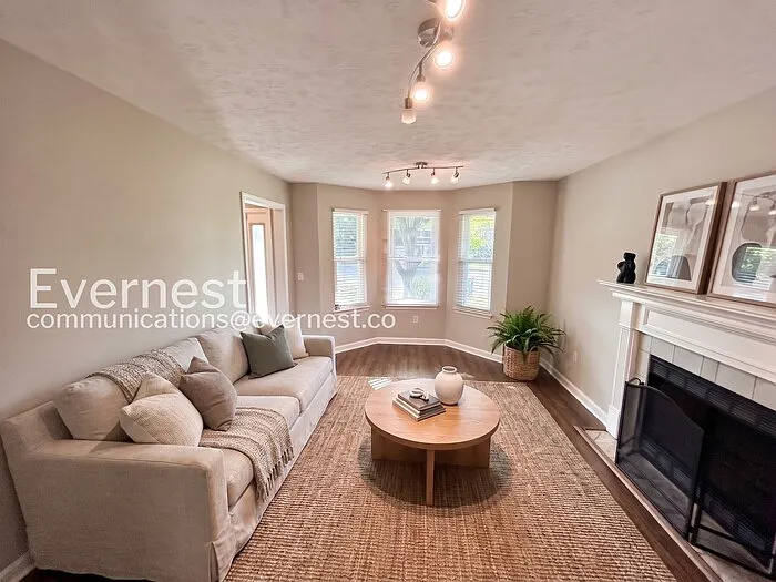 3 bed, 2.5 bath, 1696 sqft, $2,245 — Photo 4