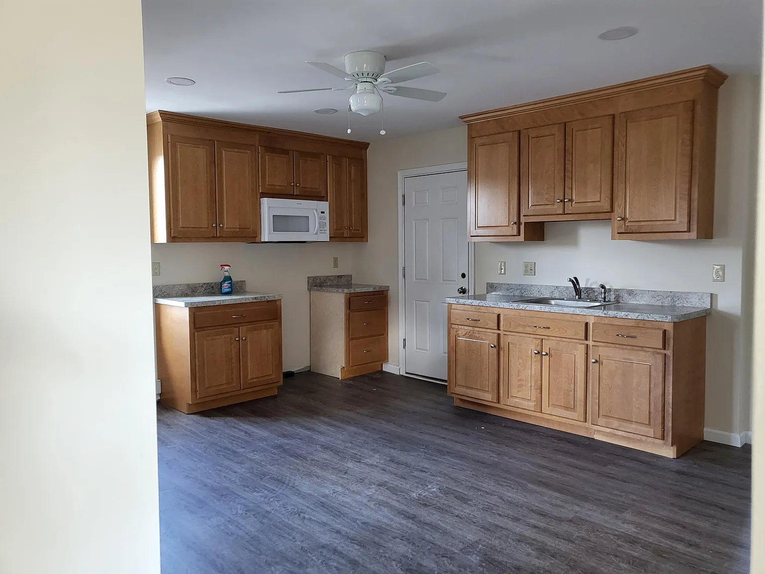 3 bed, $1,800 — Photo 2