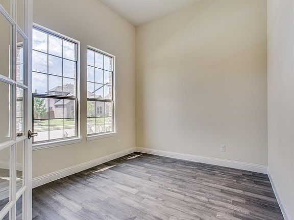 5th image of 513 Landing Dr