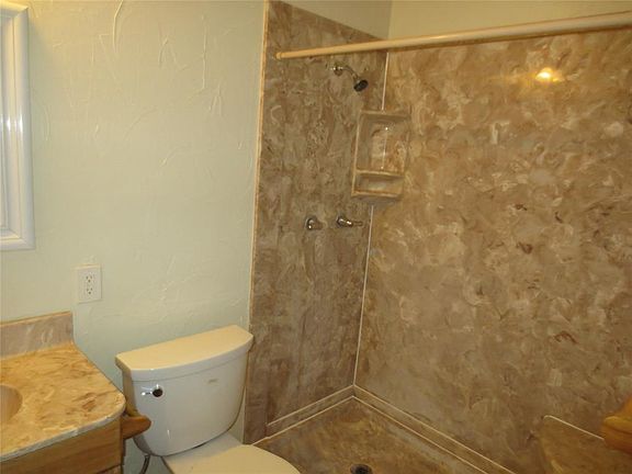 5th image of 627 S Alexander Ave