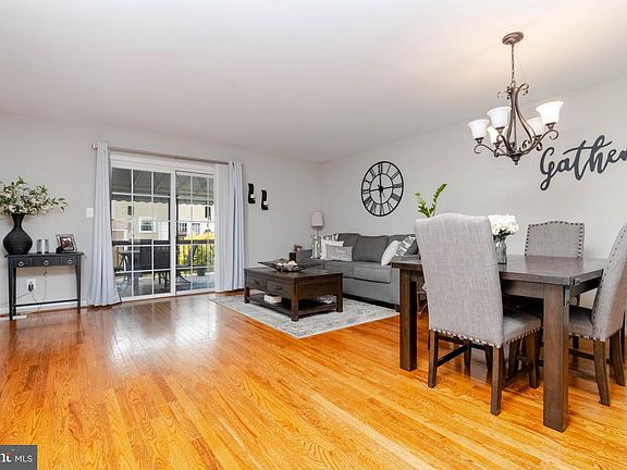 3rd image of 22 Powderview Ct