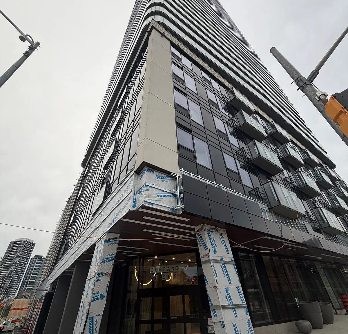 Tek Tower Condos — Photo 1