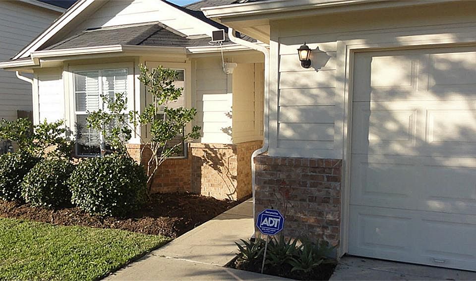 2nd image of 1022 Santa Fe Ct