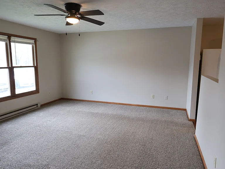8 Westside Ct — Photo 3