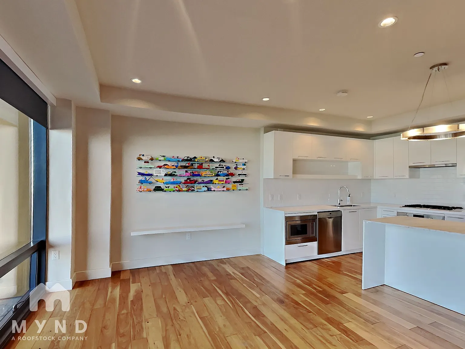 2 bed, 2.0 bath, 1072 sqft, $3,205 — Photo 3