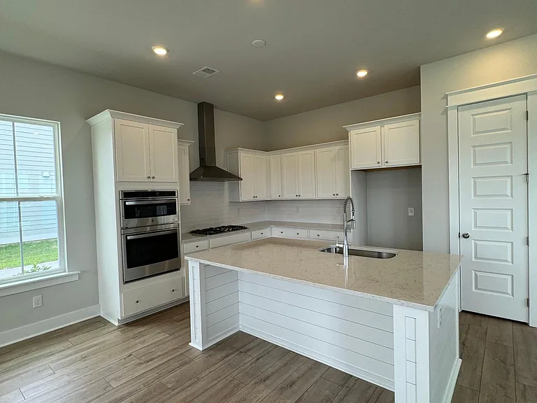 184 Ashworth Dr — Photo 7