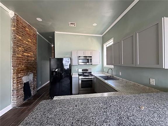 4th image of 824 Cambronne St
