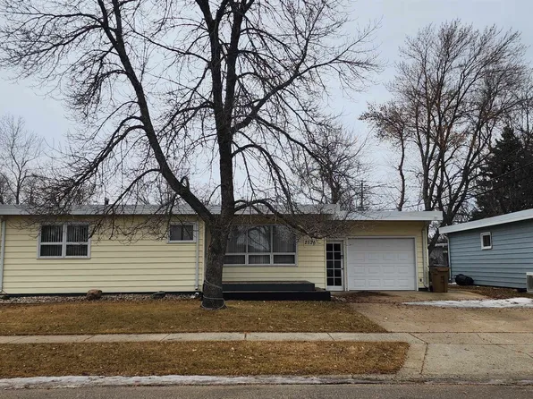 2525 Skyline Dr, Minot, ND 58703