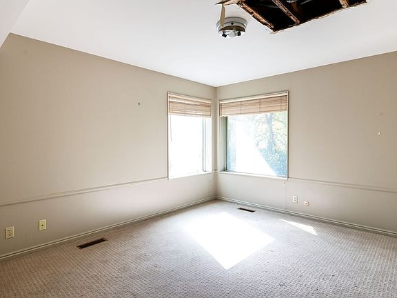 2nd image of 9693 Oakwood Ln