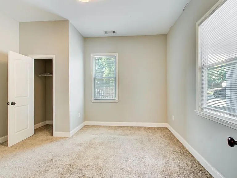 592 Martin St SE — Photo 8