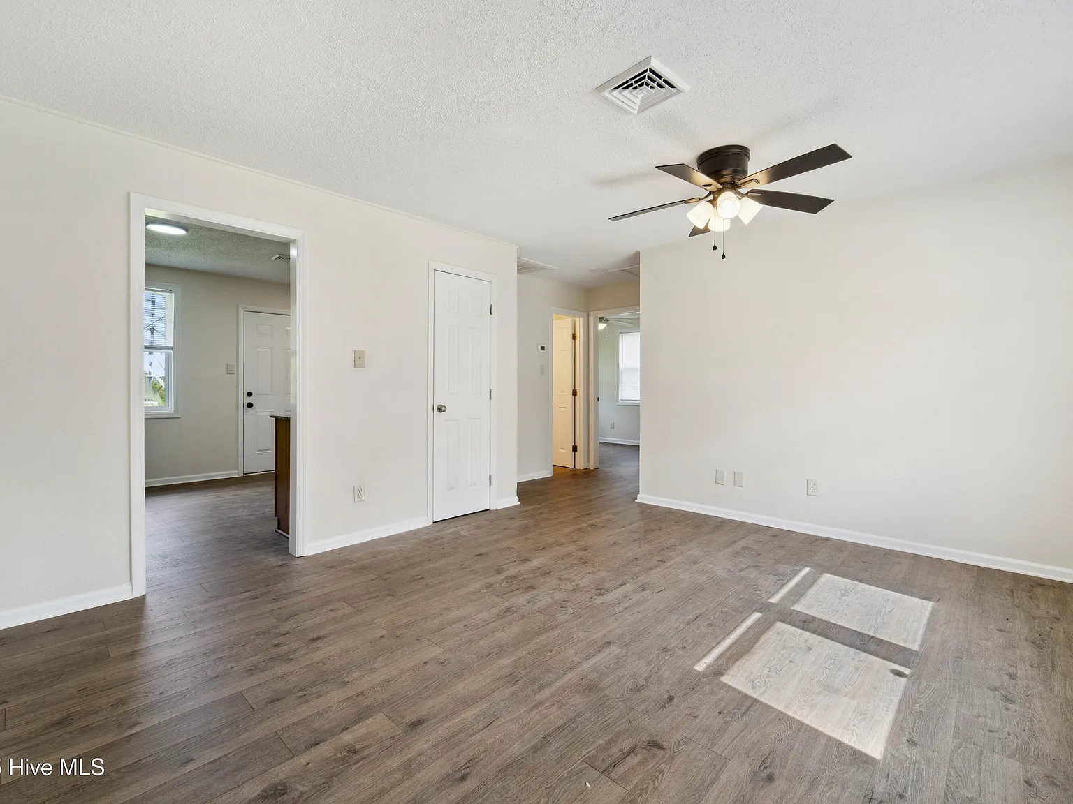 2 bed, 1.0 bath, 725 sqft, $1,095 — Photo 3