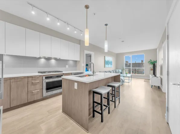 625 E 3rd St #303, North Vancouver, BC V7L 1E6