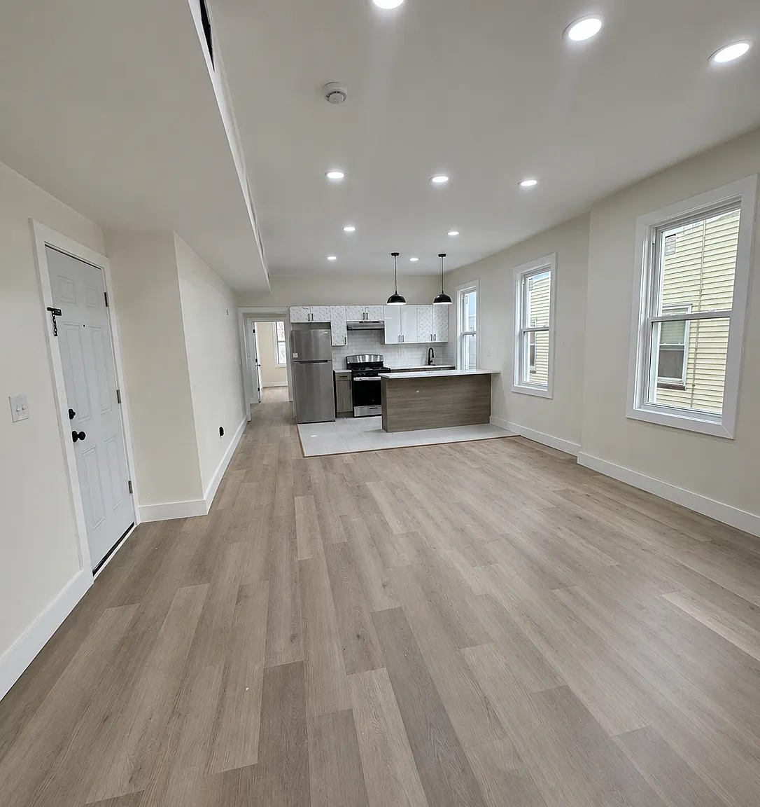 4 bed, $2,700 — Photo 2