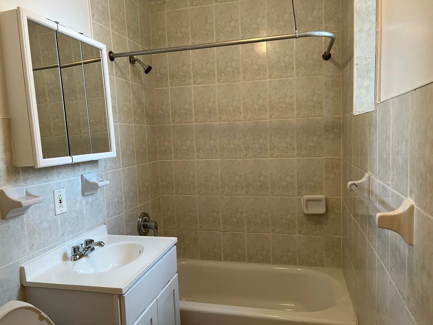 1256 Clay Ave — Photo 4