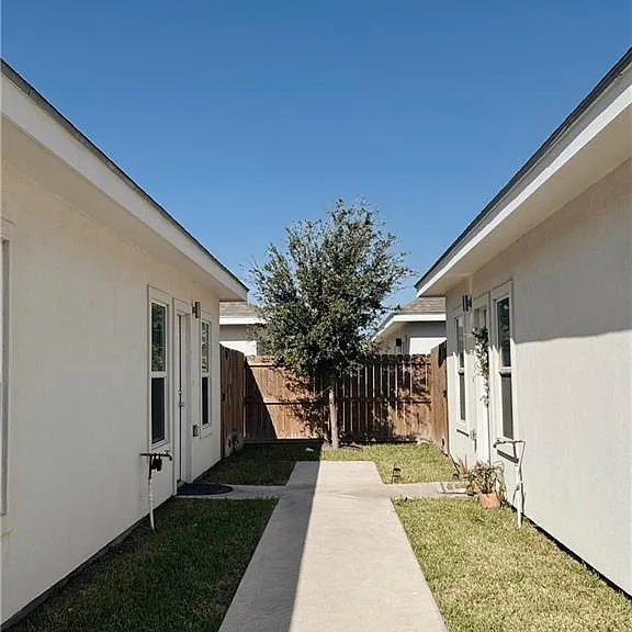 1405 S Yankton St #4 — Photo 3