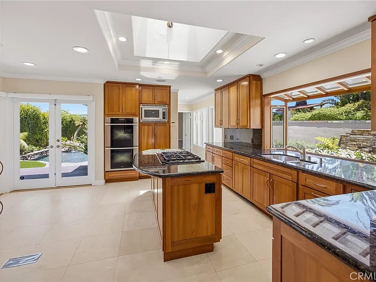1840 Temple Hills Dr — Photo 20