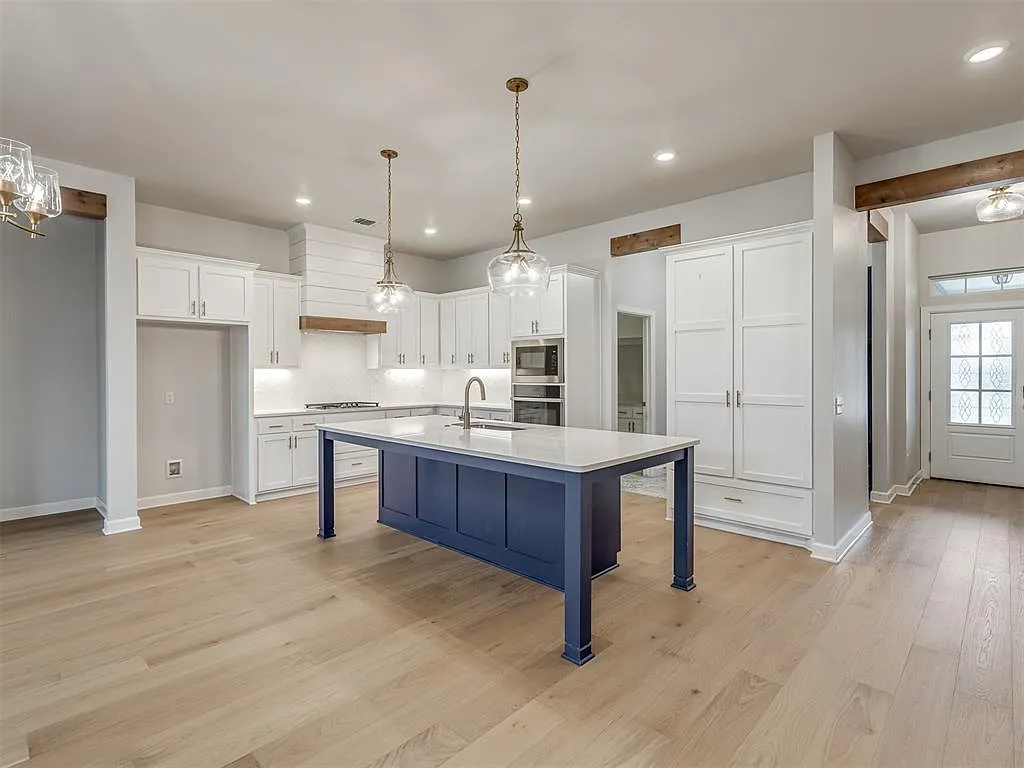 3 bed, 2.0 bath, 2360 sqft, $2,500 — Photo 4