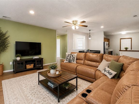 4th image of 1013 W Linden St