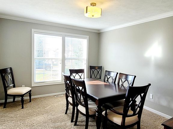 Formal dining/sitting room