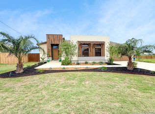 1208 Devine Dr, Devine, TX 78016