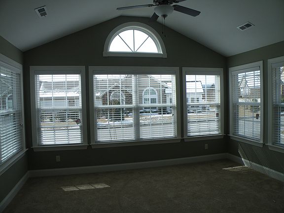4th image of 634 Wilshire Way
