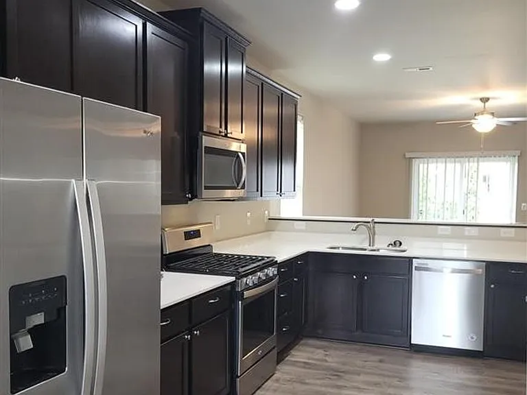 556 Bondgard Ave E — Photo 2
