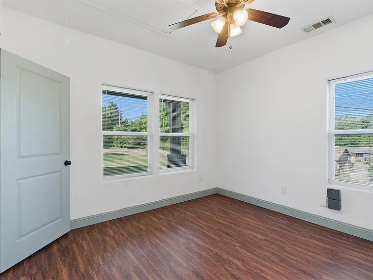 1731 W Elm St — Photo 9