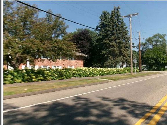 Exterior Neighborhood (street photo)