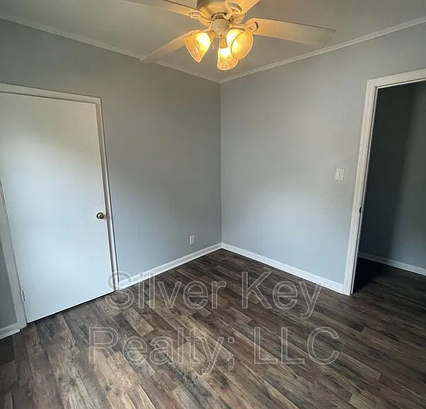 914 E Madison Ave — Photo 8