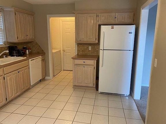 3rd image of 216 Elwood Dr