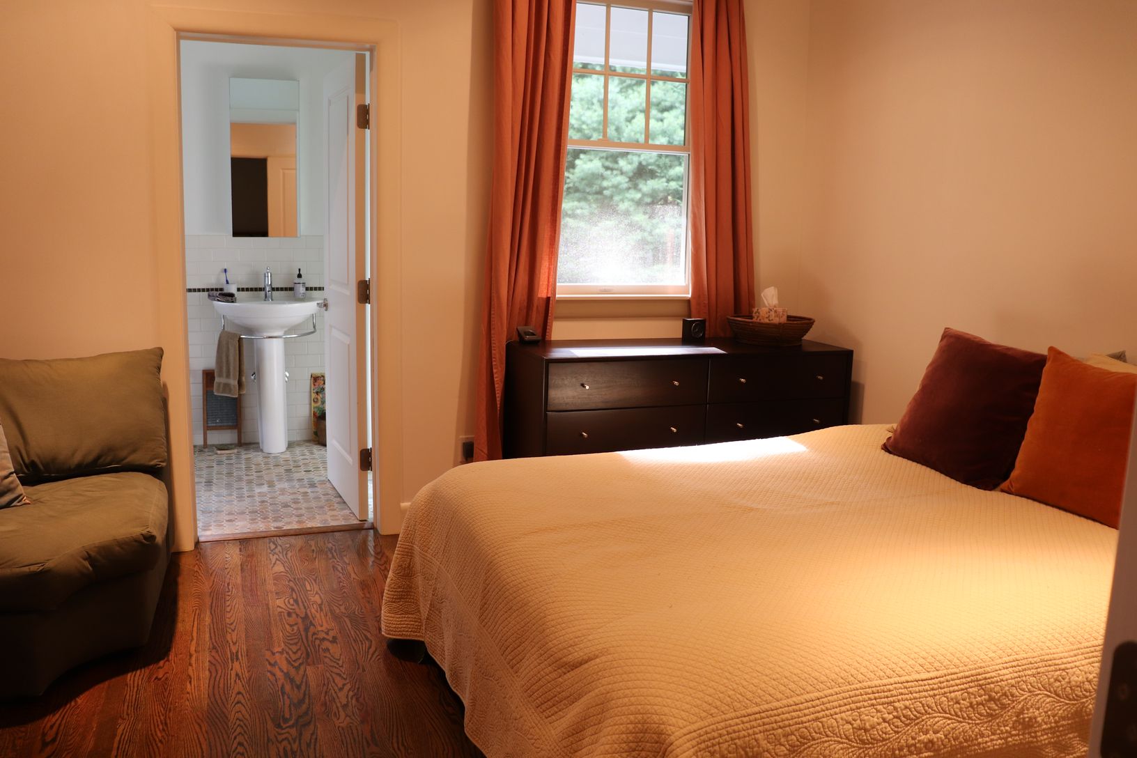  Main level guest room
