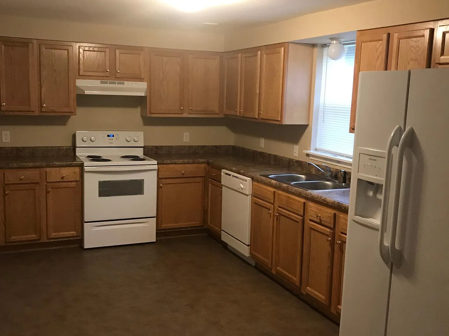 3 bed, 1300 sqft, $925 — Photo 2