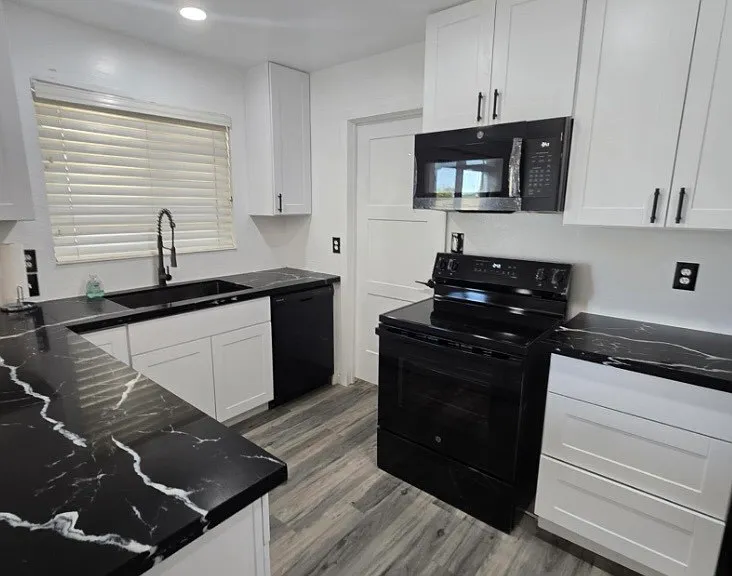 10521 W Loma Ln — Photo 12
