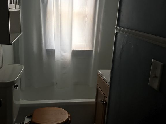 5th image of 3533 6th Ave