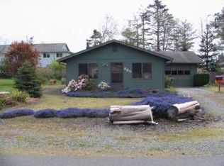 960 Division St SE, Bandon, OR 97411