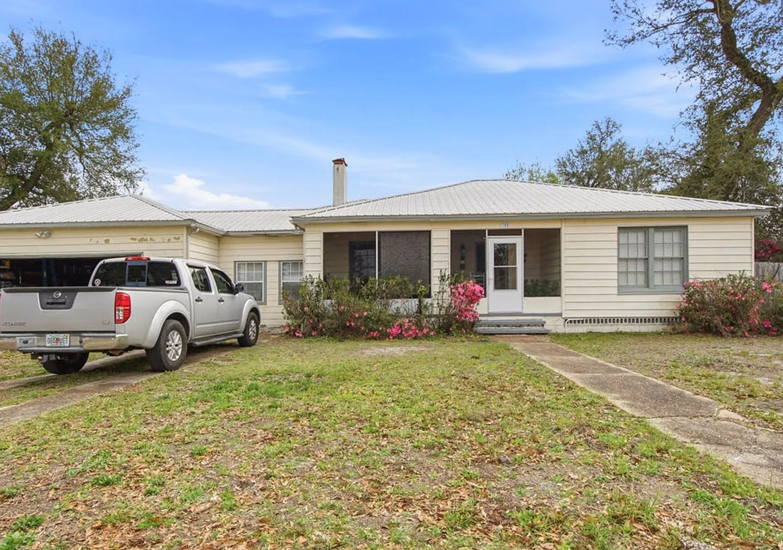 304 Allen Ave — Photo 1